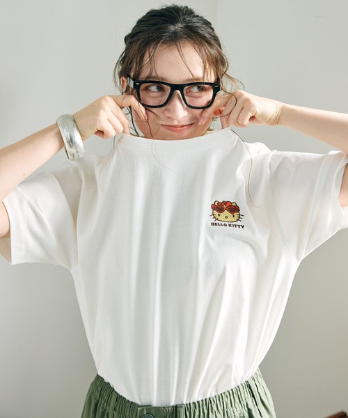 sanrio(サンリオ)の「【sanrio characters】HELLO KITTY/日焼けキティ半袖Tシャツ《サンリオキャラクターズ》(Tシャツ/カットソー・レディース・オフホワイト/ブラック/ピンク・M/3L/L/LL)」の5枚目の写真