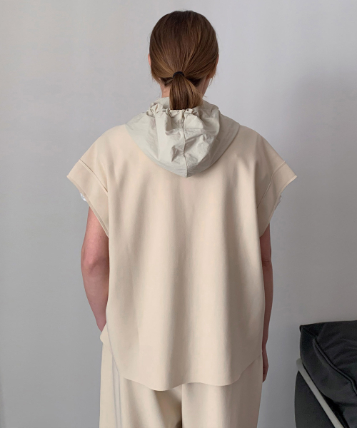 VASCARA（バスカラ）の「Lena Hood Zip-Up Vest (2colors)（ベスト・レディース・ブラック/ライトベージュ・FREE）」の4枚目の写真