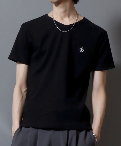 ANPAS（アンパス）の「Ribbed-Knit V-Neck Short-Sleeve Tee / テレコVネック ワンポイント刺繍 半袖Tシャツ メンズ レディース ユニセックス（Tシャツ/カットソー・メンズ・ホワイト/ブラック・S/M/L）」の2枚目の写真
