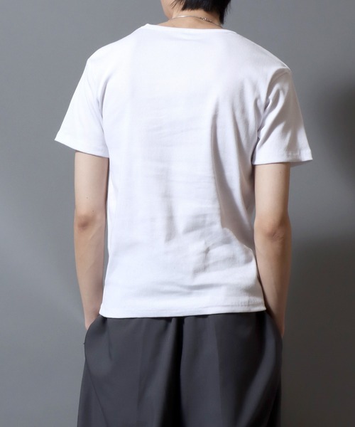 ANPAS（アンパス）の「Ribbed-Knit V-Neck Short-Sleeve Tee / テレコVネック ワンポイント刺繍 半袖Tシャツ メンズ レディース ユニセックス（Tシャツ/カットソー・メンズ・ホワイト/ブラック・S/M/L）」の11枚目の写真
