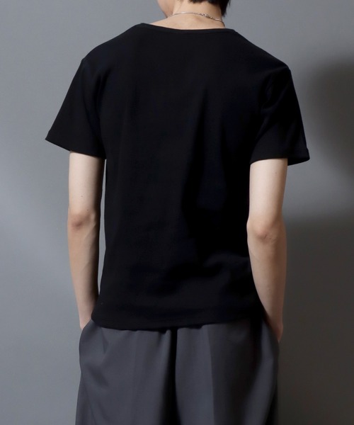 ANPAS（アンパス）の「Ribbed-Knit V-Neck Short-Sleeve Tee / テレコVネック ワンポイント刺繍 半袖Tシャツ メンズ レディース ユニセックス（Tシャツ/カットソー・メンズ・ホワイト/ブラック・S/M/L）」の21枚目の写真