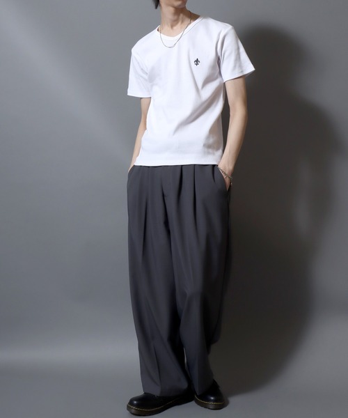 ANPAS（アンパス）の「Ribbed-Knit V-Neck Short-Sleeve Tee / テレコVネック ワンポイント刺繍 半袖Tシャツ メンズ レディース ユニセックス（Tシャツ/カットソー・メンズ・ホワイト/ブラック・S/M/L）」の12枚目の写真