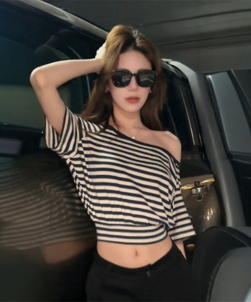 Ritzy(リッツィー)の「ボーダーオフショルダークロップド T シャツ(Tシャツ/カットソー・レディース・ブラック×ホワイト・M/L/S)」の2枚目の写真