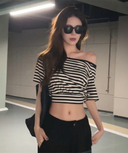 Ritzy(リッツィー)の「ボーダーオフショルダークロップド T シャツ(Tシャツ/カットソー・レディース・ブラック×ホワイト・M/L/S)」の4枚目の写真
