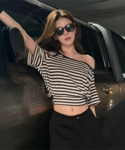 Ritzy(リッツィー)の「ボーダーオフショルダークロップド T シャツ(Tシャツ/カットソー・レディース・ブラック×ホワイト・M/L/S)」の8枚目の写真
