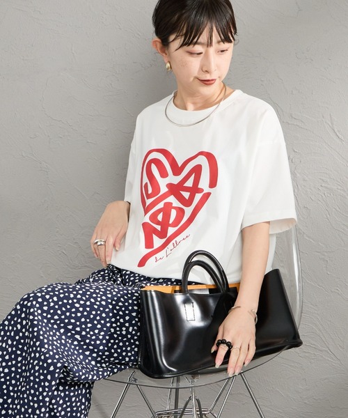 MAISON DE L'ALLURE（メゾンドゥラリュール）の「[MAISON DE L'ALLURE/メゾンドゥラリュール] アソートロゴ プリントTシャツ（Tシャツ/カットソー・レディース・ホワイト/ブルー/チャコールグレー/オフホワイト・F）」の2枚目の写真
