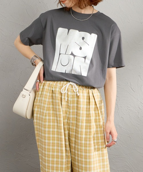 MAISON DE L'ALLURE（メゾンドゥラリュール）の「[MAISON DE L'ALLURE/メゾンドゥラリュール] アソートロゴ プリントTシャツ（Tシャツ/カットソー・レディース・ホワイト/ブルー/チャコールグレー/オフホワイト・F）」の3枚目の写真