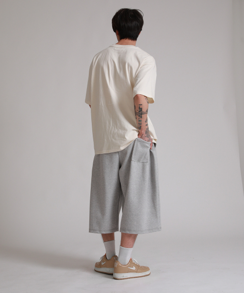 LIKE THE MOST（ライクザモースト）の「サイドピンタック8部バミューダトレーニングパンツ_グレー（その他パンツ・レディース・グレー・MEDIUM/LARGE）」の4枚目の写真