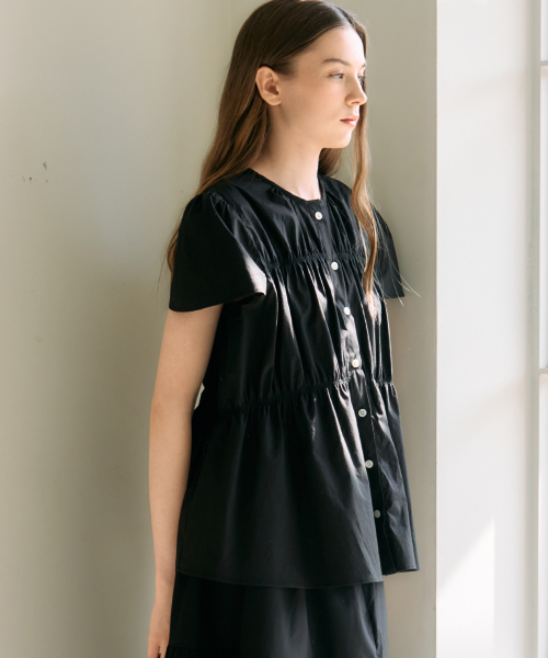 Ellioti（エリオティ）の「Rena Smocked Blouse_3Color（シャツ/ブラウス・レディース・ブラック/アイボリー/ホワイト・F）」の4枚目の写真