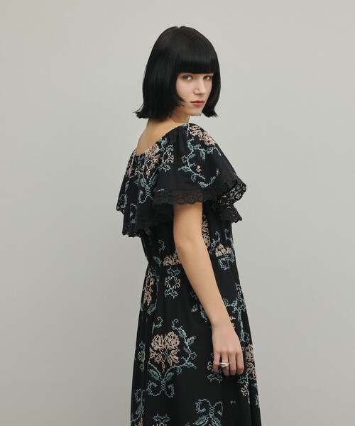 GRACE CONTINENTAL(グレースコンチネンタル)の「レースコンビクロスステッチワンピース(ワンピース・レディース・ブラック/キナリ・36)」の9枚目の写真