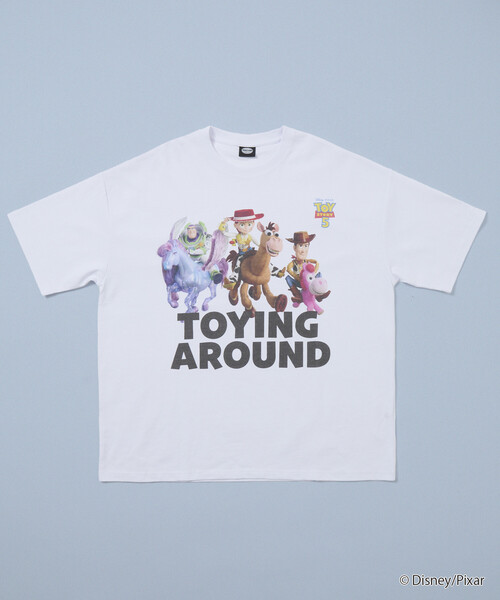 FREAK'S STORE(フリークスストア)の「限定展開 「トイ・ストーリー5」デザイン 別注 キャラクター クルーネック プリントTシャツ(Tシャツ/カットソー・メンズ・ホワイト/ゴールド/その他/オフホワイト/ナチュラル/シルバー・SMALL/MEDIUM/LARGE)」の8枚目の写真
