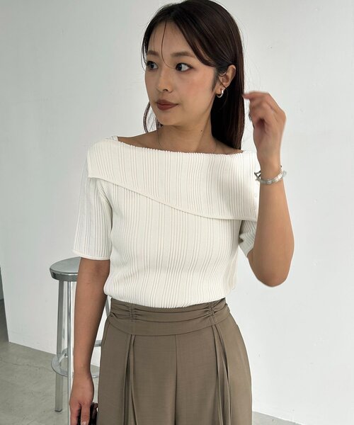 CAPRICIEUX LE'MAGE(カプリシューレマージュ)の「ラップカラーリブニット(ニット/セーター・レディース・ブラック/グレー/オフホワイト・FREE)」の4枚目の写真