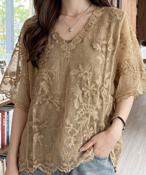 umune(ウムネ)の「刺繍ブラウス ボタニカル柄 Vネック フレアスリーブ 半袖 五分袖 シアー 透け感 スッキリ見え フェミニン トップス 夏(シャツ/ブラウス・レディース・ベージュ/オフホワイト/ブルー・FREE)」の1枚目の写真