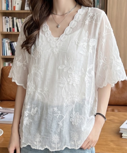 umune(ウムネ)の「刺繍ブラウス ボタニカル柄 Vネック フレアスリーブ 半袖 五分袖 シアー 透け感 スッキリ見え フェミニン トップス 夏(シャツ/ブラウス・レディース・ベージュ/オフホワイト/ブルー・FREE)」の2枚目の写真