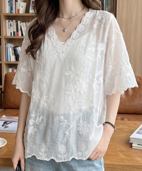 umune(ウムネ)の「刺繍ブラウス ボタニカル柄 Vネック フレアスリーブ 半袖 五分袖 シアー 透け感 スッキリ見え フェミニン トップス 夏(シャツ/ブラウス・レディース・ベージュ/オフホワイト/ブルー・FREE)」の5枚目の写真