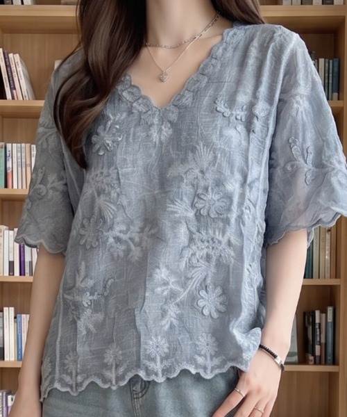 umune(ウムネ)の「刺繍ブラウス ボタニカル柄 Vネック フレアスリーブ 半袖 五分袖 シアー 透け感 スッキリ見え フェミニン トップス 夏(シャツ/ブラウス・レディース・ベージュ/オフホワイト/ブルー・FREE)」の6枚目の写真