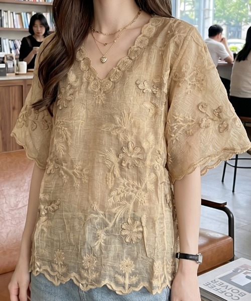 umune(ウムネ)の「刺繍ブラウス ボタニカル柄 Vネック フレアスリーブ 半袖 五分袖 シアー 透け感 スッキリ見え フェミニン トップス 夏(シャツ/ブラウス・レディース・ベージュ/オフホワイト/ブルー・FREE)」の9枚目の写真