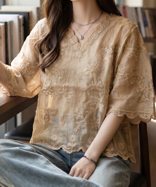 umune(ウムネ)の「刺繍ブラウス ボタニカル柄 Vネック フレアスリーブ 半袖 五分袖 シアー 透け感 スッキリ見え フェミニン トップス 夏(シャツ/ブラウス・レディース・ベージュ/オフホワイト/ブルー・FREE)」の10枚目の写真