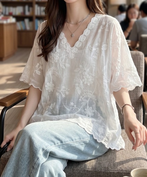 umune(ウムネ)の「刺繍ブラウス ボタニカル柄 Vネック フレアスリーブ 半袖 五分袖 シアー 透け感 スッキリ見え フェミニン トップス 夏(シャツ/ブラウス・レディース・ベージュ/オフホワイト/ブルー・FREE)」の12枚目の写真