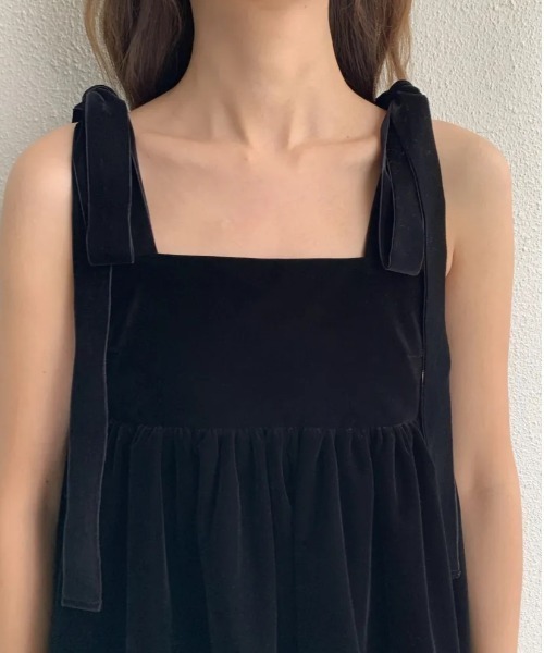 BIRTHDAY BASH(バースデイバッシュ)の「SALLY VELOUR RIBBON CAMISOLE TOPS(Tシャツ/カットソー・レディース・ブラック・MEDIUM/SMALL)」の4枚目の写真