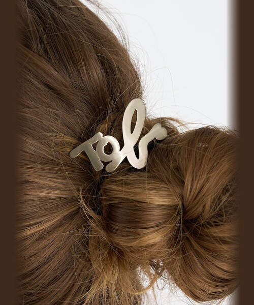 To b. by agnes b.(トゥービーバイアニエスベー)の「メタル ロゴ ヘアタイ(ヘアゴム・レディース・シルバー・FREE)」の4枚目の写真