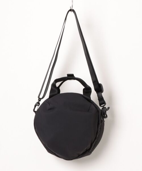 ADAM ET ROPE'（アダムエロペ）の「GREGO SUSZY ROUND CROSS BODY（トートバッグ・メンズ・ブラック・FREE）」の2枚目の写真