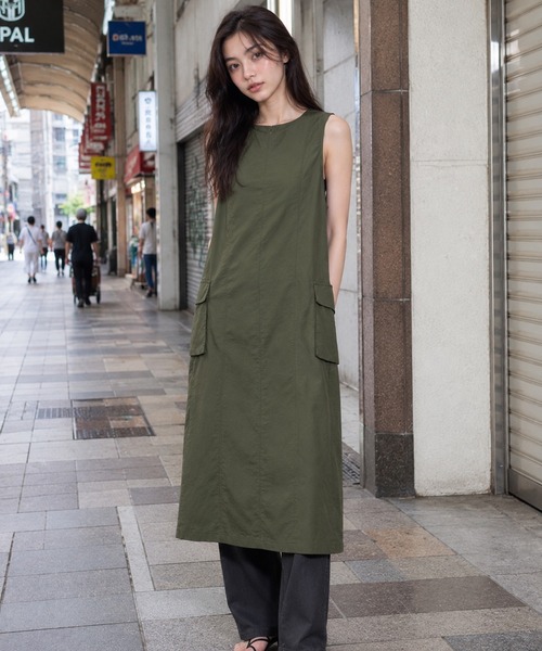 KONVINI(コンビニ)の「【KONVINI select】ナイロンミリタリーノースリーブロングワンピース(ワンピース・レディース・ブラック/カーキ・FREE)」の3枚目の写真