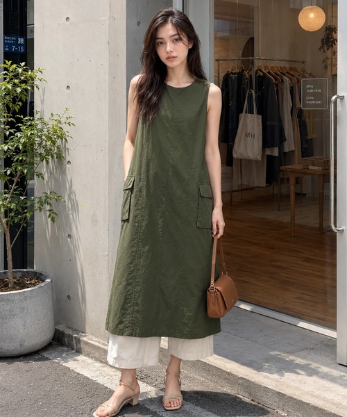 KONVINI(コンビニ)の「【KONVINI select】ナイロンミリタリーノースリーブロングワンピース(ワンピース・レディース・ブラック/カーキ・FREE)」の17枚目の写真
