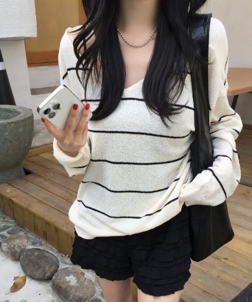 FLINEA（フリネア）の「Vネックボーダー柄薄手Tシャツ（Tシャツ/カットソー・レディース・ベージュ/ブルー・FREE）」の2枚目の写真