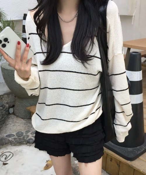 FLINEA（フリネア）の「Vネックボーダー柄薄手Tシャツ（Tシャツ/カットソー・レディース・ベージュ/ブルー・FREE）」の4枚目の写真