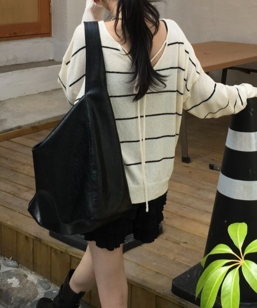 FLINEA（フリネア）の「Vネックボーダー柄薄手Tシャツ（Tシャツ/カットソー・レディース・ベージュ/ブルー・FREE）」の5枚目の写真