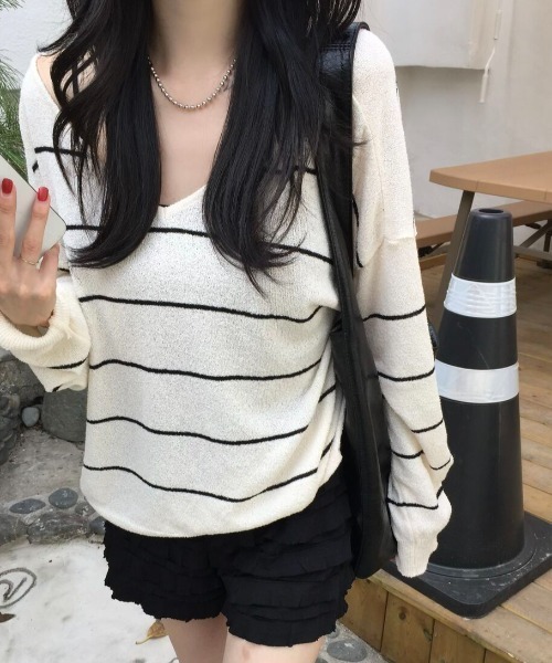 FLINEA（フリネア）の「Vネックボーダー柄薄手Tシャツ（Tシャツ/カットソー・レディース・ベージュ/ブルー・FREE）」の7枚目の写真