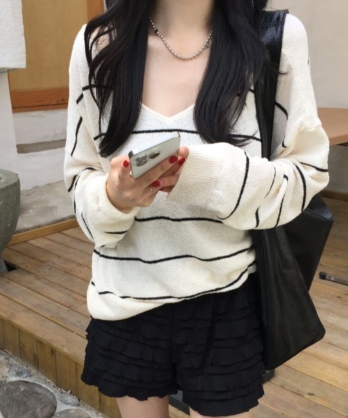 FLINEA（フリネア）の「Vネックボーダー柄薄手Tシャツ（Tシャツ/カットソー・レディース・ベージュ/ブルー・FREE）」の9枚目の写真
