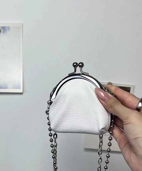 VIBGYOR(ヴィブジョー)の「urbanfemine./がま口 ミニチェーンバッグ ショルダーバッグ ミニポーチ ミニウォレットバッグ U7643(ショルダーバッグ・レディース・ブラック/ホワイト・FREE)」の4枚目の写真