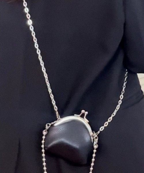 VIBGYOR(ヴィブジョー)の「urbanfemine./がま口 ミニチェーンバッグ ショルダーバッグ ミニポーチ ミニウォレットバッグ U7643(ショルダーバッグ・レディース・ブラック/ホワイト・FREE)」の7枚目の写真