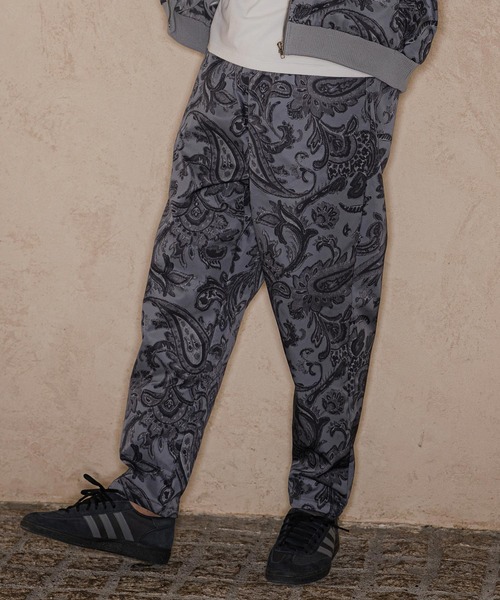 CAMBIO(カンビオ)の「mp15394-Bonded Paisley Allover Balloon Pants 総柄バルーンパンツ(CAM26AW-019)(その他パンツ・メンズ・オリーブ系/ブルーグリーン/グレー系その他・L/M/S)」の1枚目の写真
