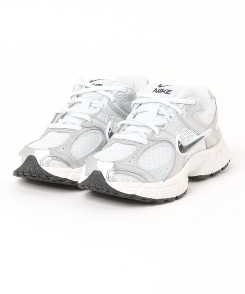 NIKE(ナイキ)の「NIKE ナイキ W V5 RNR PRM ウィメンズV5 RNR PRM WIO8436 100OFFWHT/OFFNO(スニーカー・レディース・ホワイト・24.5cm/24.0cm/23.5cm/23.0cm/22.5cm/27.5cm/27.0cm/26.5cm/26.0cm/25.5cm/25.0cm/29.0cm/28.5cm/28.0cm)」の1枚目の写真