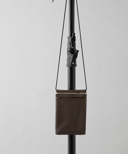 STANDARD SUPPLY（スタンダードサプライ）の「『別注』STANDARD SUPPLY×DOORS　SLING PURSE M/L（ショルダーバッグ・メンズ・グレー/ブラック/ブラウン・ONE）」の5枚目の写真