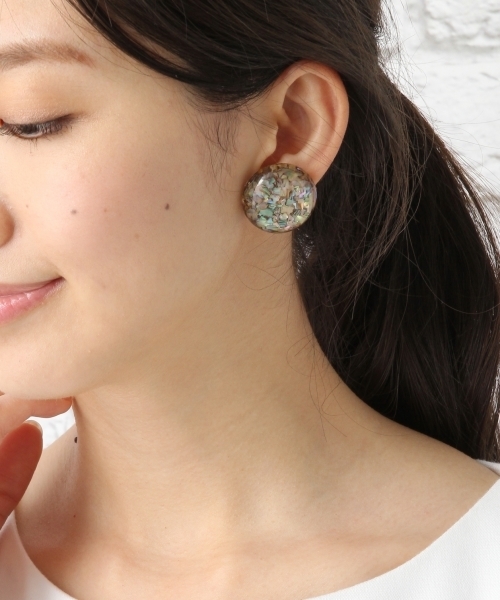 LEPSIM（レプシィム）の「フウニュウボタンクリップ　761948（イヤリング・レディース・ブラック/グレイッシュベージュ/ゴールド/クリア・ONE SIZE）」の2枚目の写真