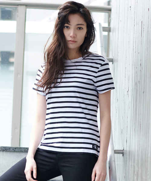 Calvin Klein Jeans(カルヴァンクラインジーンズ)の「ストライプ クルーネックTシャツ(Tシャツ/カットソー・レディース・ブラック/ピンク/ネイビー/イエロー・LARGE/MEDIUM/SMALL/X-SMALL)」の3枚目の写真