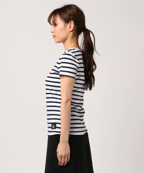 Calvin Klein Jeans(カルヴァンクラインジーンズ)の「ストライプ クルーネックTシャツ(Tシャツ/カットソー・レディース・ブラック/ピンク/ネイビー/イエロー・LARGE/MEDIUM/SMALL/X-SMALL)」の6枚目の写真