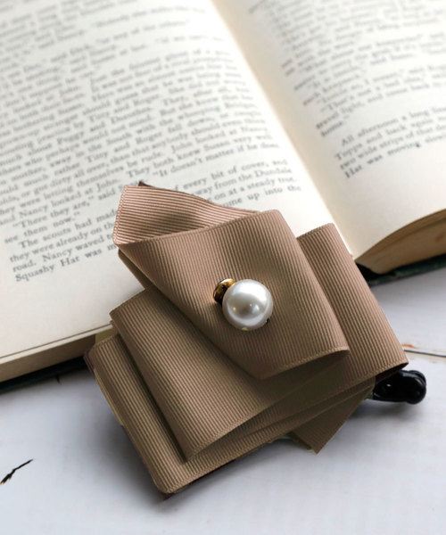 colleca la（コレカラ）の「重ねリボンとパールのバナナクリップ（バレッタ/ヘアクリップ・レディース・ブラック/モカ・FREE）」の2枚目の写真