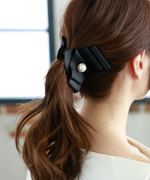 colleca la（コレカラ）の「重ねリボンとパールのバナナクリップ（バレッタ/ヘアクリップ・レディース・ブラック/モカ・FREE）」の9枚目の写真