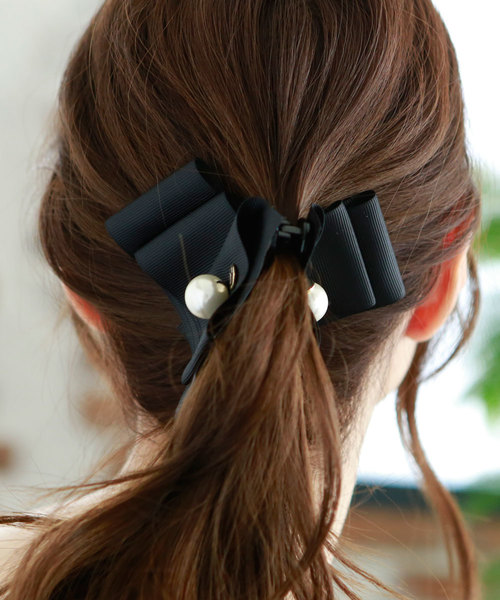 colleca la（コレカラ）の「重ねリボンとパールのバナナクリップ（バレッタ/ヘアクリップ・レディース・ブラック/モカ・FREE）」の5枚目の写真