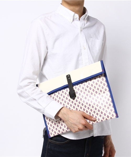 And A（アンドエー）の「PVC CLUCH BAG (And A×4backet)（クラッチバッグ・メンズ・ブルー/イエロー・FREE）」の3枚目の写真