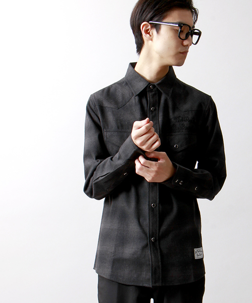 WEGO（ウィゴー）の「WEGO/オンブレ刺繍シャツ（シャツ/ブラウス・メンズ・ブラック/レッド・MEDIUM/LARGE）」の2枚目の写真