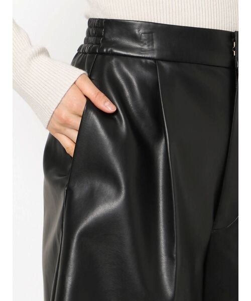 LAGUNAMOON（ラグナムーン）の「フェイクレザーショートパンツ（その他パンツ・レディース・アイボリー/ブラック・SMALL/MEDIUM）」の17枚目の写真