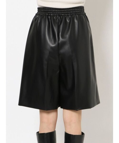 LAGUNAMOON（ラグナムーン）の「フェイクレザーショートパンツ（その他パンツ・レディース・アイボリー/ブラック・SMALL/MEDIUM）」の11枚目の写真