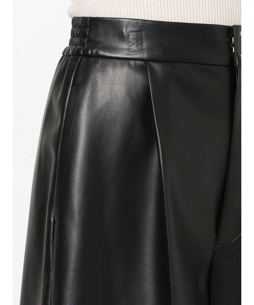 LAGUNAMOON（ラグナムーン）の「フェイクレザーショートパンツ（その他パンツ・レディース・アイボリー/ブラック・SMALL/MEDIUM）」の8枚目の写真