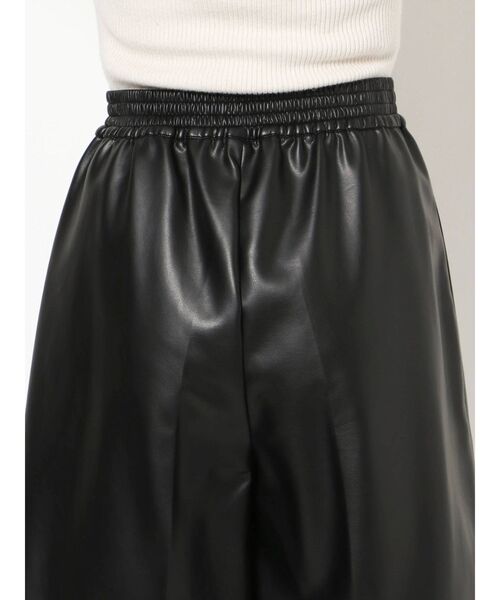 LAGUNAMOON（ラグナムーン）の「フェイクレザーショートパンツ（その他パンツ・レディース・アイボリー/ブラック・SMALL/MEDIUM）」の5枚目の写真